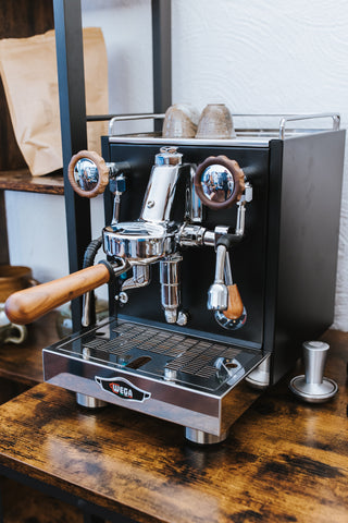 Unsere Siebträger Kaffeemaschine mit zwei Espressotassen