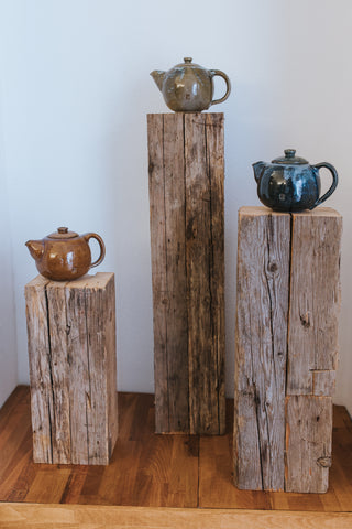 Drei Teekannen der Geschirr Kollektion "Neue Klassik" in Grün, Blau und Braun
