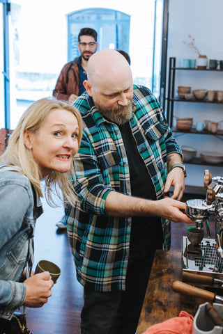 Oliver macht Kaffee in einer unserer Espressotassen aus Steinzeug