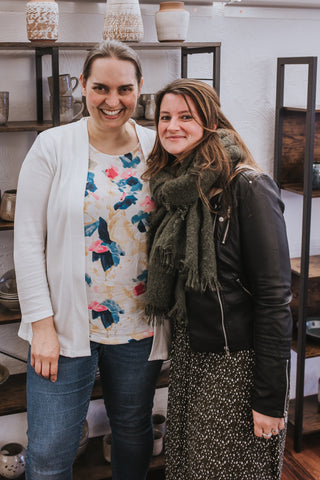 Petra und eine Freundin lachen in die Kamera