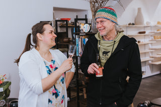 Petra in einer Unterhaltung über Geschirr mit einem Kunden auf unserer Eröffnung
