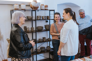 Petra berät unsere Kunden über Keramik aus Salzburg